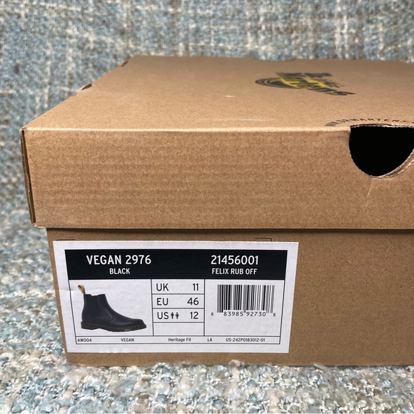 Dr. Martens Men's 2976 Vegan Chelsea Boot in Black Felix Rub Off - Picture 9 of 9